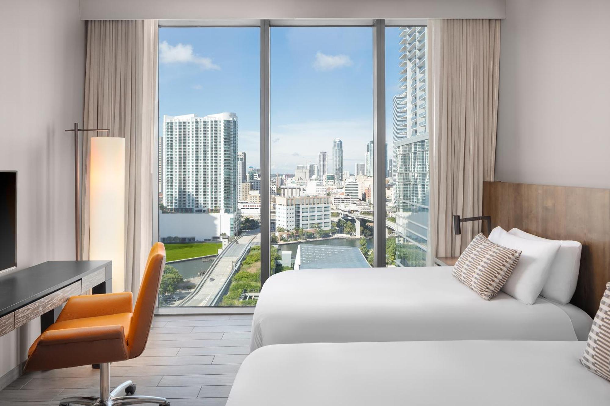 East, Hotel 4*
